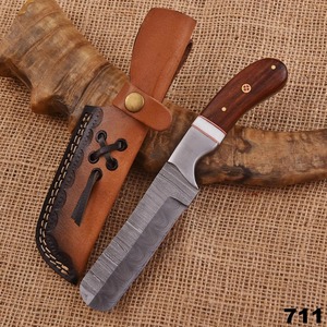 มีดล่าสัตว์เหล็กดามัสกัส ปลายแหลม ด้ามไม้ พร้อมปลอกหนัง - Product Image 1