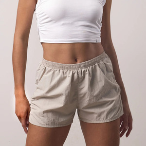 Short de course pour femme, nouvelle conception, logo personnalisé, tissu tissé, taille élastique, nylon léger, vêtements de sport et de yoga pour femme - Product Image 1