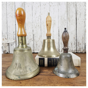 Cloche à main en laiton design avec manche en bois pour la décoration intérieure, l'entraînement scolaire et un son puissant – Cloche à main en laiton à prix abordable - Product Image 1