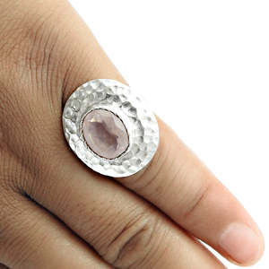 Anillo de Plata de Ley 925 Sólida con Engaste Checker Peace, Diseño Lindo y Puro, Hecho a Mano, con Piedra de Cuarzo Rosa Natural de Corte Ovalado - Product Image 3