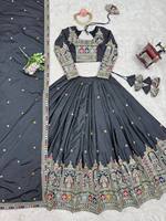 Ensemble Lehenga en soie crêpe Garba Grace, Lehenga Choli brodé Royal Raas, Lehenga festif orné de Dori et de paillettes, avec un envergure de 3 mètres.