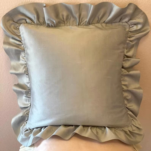 Housse de coussin en soie faite à la main, sur mesure, couleurs variées, douce et chaude, avec volant double face en tissu assorti doublé de taffetas - Product Image 1