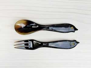 Ensemble cuillère et fourchette en corne de buffle naturelle, fabriqué à la main avec des motifs uniques, idéal pour les repas, la cuisine et les cadeaux. - Product Image 1