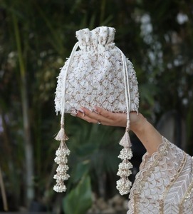 Pochette artisanale pour femme en coton brodé, écologique et tendance, avec fermeture à rabat - Product Image 1