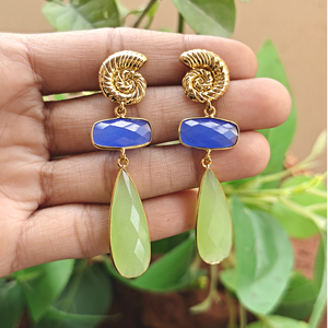 Boucles d'oreilles de luxe en calcédoine bleue et calcédoine préhnite, pendantes, en laiton plaqué or 18 carats, forme coquille d'escargot - Product Image 2