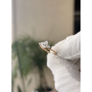 Bague de mariée exclusive en or massif avec trois pierres de diamant de culture en forme de chevron, 0,79 carat VVS VS EF, bijoux fins pour femmes - Product Image 2