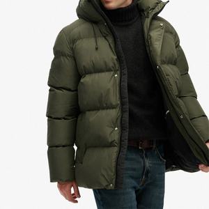 Veste d'hiver matelassée unisexe épaisse avec capuche, manteau décontracté chaud en tricot pour le printemps avec logo frontal et détails en plumes - Product Image 1