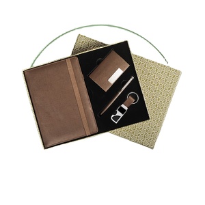 Ensemble de cadeaux d'affaires de bureau en cuir 4-en-1 fait à la main comprenant un porte-clés pour l'agenda et un stylo pour un usage professionnel Article promotionnel - Product Image 1