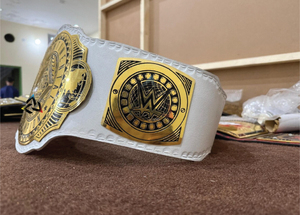 เข็มขัดแชมป์อินเตอร์คอนติเนนตัลสำหรับผู้หญิงแบบกำหนดเอง W-W-E รุ่นแฟนเบลท์ ทำจากทองเหลืองสำหรับผู้ใหญ่ หนา 2 มม. - แผ่นโลหะชุบทองและสายหนัง - Product Image 4