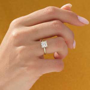 Anillo de compromiso de plata 925 con moissanita talla princesa VVS, engaste de puntas, de lujo, para mujer, chapado en oro, estilo eternidad, vermeil. - Product Image 6