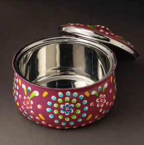 La cacerola de acero inoxidable es un utensilio de cocina utilizado para cocinar, servir y almacenar alimentos. Es común su uso. - Product Image 1