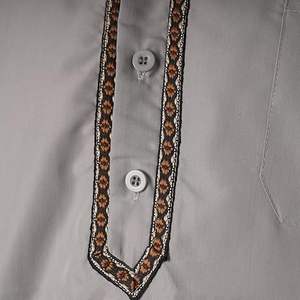 Vente en gros OEM : Jubbah traditionnelle musulmane arabe pour hommes, Thobe grande taille respirant en polyester et coton pour l'automne, Robes islamiques - Product Image 2