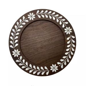 Assiettes de présentation rondes en bois faites à la main avec incrustation florale en nacre, écologiques, décoratives pour restaurants - Product Image 1