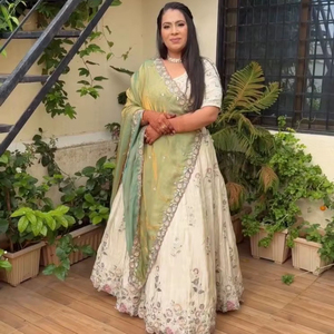 ชุดเลเฮนกาโชลีพร้อมผ้าคลุมไหล่ ทำจากผ้าไหมชิโนน ปักด้วยด้ายและเลื่อม - Product Image 1