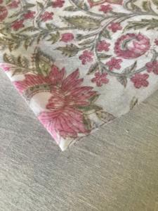 ผ้าฝ้ายพิมพ์ลายด้วยมือ – ลายดอกไม้ขนาดใหญ่และลายเถาวัลย์ |   สิ่งทอแบบดั้งเดิมของอินเดียสีชมพูและสีเขียวมะกอก - Product Image 3