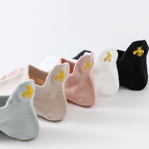 Chaussettes courtes en coton respirant pour femmes avec broderie couronne dorée, couleur unie, invisibles, pour usage quotidien - Product Image 3