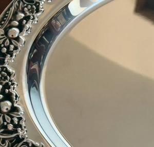 Assiette de présentation vintage en métal avec des bords découpés uniques, idéale pour organiser des dîners spéciaux, des mariages ou des réunions de famille. - Product Image 2