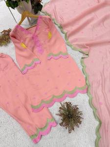 Ensemble indien pakistanais en Chanderi brodé de cœurs roses, léger et à séchage rapide, comprenant Kurta, Palazzo et Stole, tenue de fête - Product Image 5