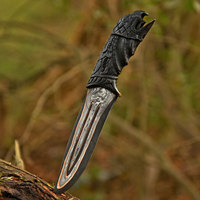 Nouveau Couteau de Chasse et de Survie Haut de Gamme en Acier Damas Cuivré Fait Main, Manche en Bois Gravé Corbeau, Lame Fixe Ambidextre