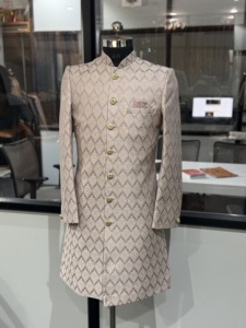 Manteau de mariage indien traditionnel pour homme Dev Darshan Fashion, longueur genou, avec boutons dorés, protection solaire, évacuation de l'humidité - Product Image 3