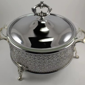 Cazuela Grabada con Acabado Plateado Real y Patas Decorativas para Servir Comida Caliente en la Mesa de Comedor y Eventos Festivos, de la India - Product Image 1