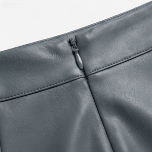 Jupe crayon en similicuir pour femme, longueur genou, couleur unie, design minimaliste avec fente latérale, taille normale, à porter en toutes saisons - Product Image 4