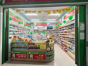 เคาน์เตอร์ต้อนรับกระจกสีน้ำตาลอ่อนแบบกำหนดเองสำหรับ OEM พร้อมหน้าจอ LED แสดงผล ชั้นวางของแบบแข็งแรงทนทานเคลือบเงาสำหรับร้านค้าปลีก - Product Image 6