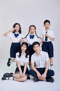 เสื้อเชิ้ตแขนสั้นสีขาวสำหรับนักเรียนชายหญิง ผ้าป๊อปลินทอ ผลิตในเวียดนาม ยี่ห้อ FMF  ผสมโพลีเอสเตอร์ 65% ผ้าฝ้าย 35%  กระดุมติด  เหมาะสำหรับชุดนักเรียนประถม - Product Image 2