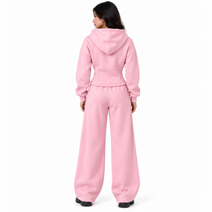 Conjunto de dos piezas de chándal de felpa gruesa con logotipo personalizado para mujer: Sudadera con capucha rosa con cremallera y pantalones de chándal de pierna ancha, ideal para uso casual o jogging. - Product Image 2