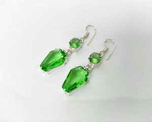 Boucles d'oreilles pendantes uniques et élégantes en laiton plaqué argent 925, forme cercueil, avec cristal péridot vert, pour mariages et cadeaux - Product Image 5