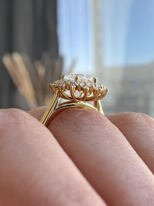 Anillo de Compromiso con Moissanita Cultivada en Laboratorio, Corte Ovalado de 2.5 Quilates |   Joyería Clásica para Mujer en Oro Sólido de 14k con Doble Halo y Engaste de Garras, Estilo Vintage - Product Image 4