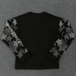 Camiseta de Hombre de Alta Calidad, Estilo Urbano, Hombros Caídos, Negra, Manga Larga con Diseño de Estrellas en las Mangas - Product Image 1