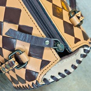 Bolso de Mano de Cuero con Diseño de Tablero de Ajedrez, Estilo Casual de Lujo, con Asa Superior y Cierre de Cremallera, Bolso Tipo Duffel Marrón Premium, Gran Capacidad, Ligero - Product Image 5