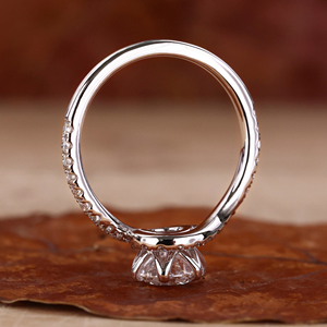 Anillo de Compromiso con Halo de Moissanita de Corte Redondo, Banda Trenzada con Diamantes Pavé, Anillo de Novia de Oro Blanco para Mujer - Product Image 3