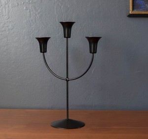 Porte-bougie unique en fer forgé avec des détails artisanaux et des accents sculptés avec soin pour une esthétique distinctive. - Product Image 1