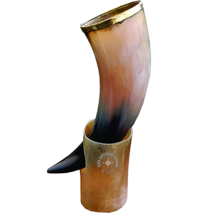 Authentique Corne à Boire Viking Bio Gravée – Support pour Bière/Vin/Mead/Élu – Faite à la Main, Forme Naturelle, Durable – Cadeau d'Affaires Idéal - Product Image 1