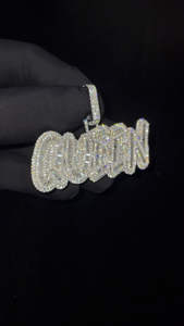 Colgante de Diamante Moissanite QUEEN de Diseño Moderno con un Brillante Arreglo de Múltiples Piedras para Bodas, Fiestas y como Joya de Regalo - Product Image 4