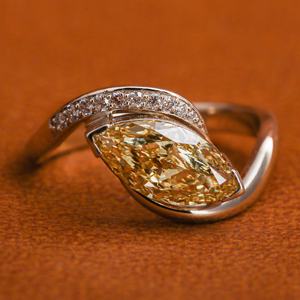 แหวนแต่งงานสีทองล้วนแบบ18KT หรูหราสง่างามสง่างามสง่างามประดับเพชรรูปทรงมาร์กีสีเหลืองตัดในห้องปฏิบัติการการออกแบบที่ทันสมัยสไตล์คลาสสิก IGI - Product Image 1