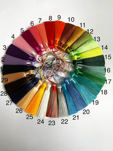 Pompons en rayonne soyeuse de 8 cm faits main de haute qualité, épais, colorés et très visibles, pour vêtements ou usages personnalisés - Product Image 2
