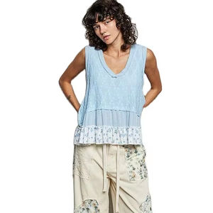 Camiseta sin mangas con textura y cuello en V con estampado floral POL - Product Image 1