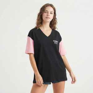 T-shirt décontracté à col en V et manches courtes pour femme Hawk Eye, coupe ample, bicolore noir et rose, 100 % coton, avec logo imprimé - Product Image 1