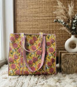 Sac fourre-tout de voyage en coton matelassé à imprimé floral jaune, fait main en Inde, 0,3 kg - Product Image 3