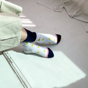 Calzini da Donna alla Moda Coreana con Motivo Floreale in Cotone Pettinato - Product Image 3
