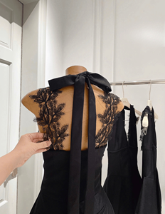 Mini-robe sexy pour femme, style club, col en V, coupe trapèze, sans manches, ajustée, respirante, en tissu coton-poly, taille naturelle, tissée, d'origine vietnamienne - Product Image 3