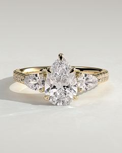Anillo de compromiso de lujo hecho a medida con diamante solitario de corte pera cultivado en laboratorio de oro puro de 14k y 18k con diamantes engastados en pavé. - Product Image 1