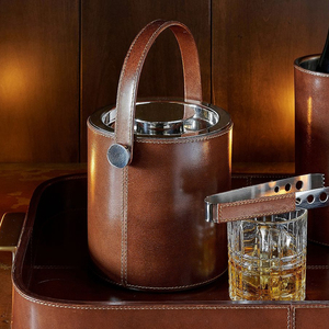 Seau à glace sophistiqué en métal recouvert de cuir marron, avec poignée de transport arquée, couvercle intégré et pinces décoratives, idéal pour les fêtes - Product Image 6