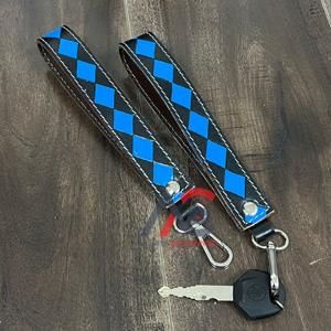 Nouveau porte-clés de poignet en cuir de vachette à carreaux vintage de qualité supérieure, personnalisé, tendance et durable, avec dragonne et cordon. - Product Image 1