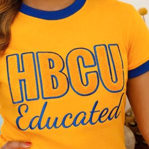 Camisetas al por mayor para estudiantes de HBCU, con ribete amarillo y azul, manga corta, de algodón jersey, cuello redondo, corte regular - Product Image 2