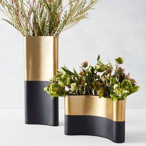 Admirable Florero Moderno de Metal Plateado y Dorado con Acabado Transparente para Centro de Mesa de Lujo en la Sala de Estar - Product Image 1