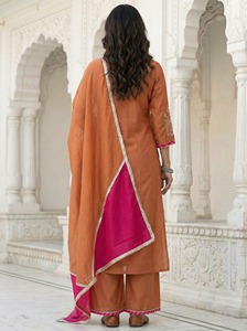 Conjunto de Kurta de Fiesta en Seda con Bordado Gota Peach Mal Chanderi, Corte en A - Product Image 3